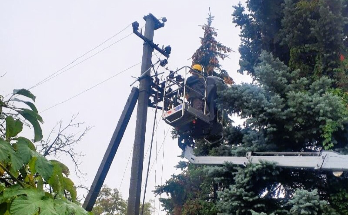 На Дніпропетровщині через негоду без світла залишаються 23 тисячі споживачів На Дніпропетровщині через негоду без світла залишаються 23 тисячі споживачів