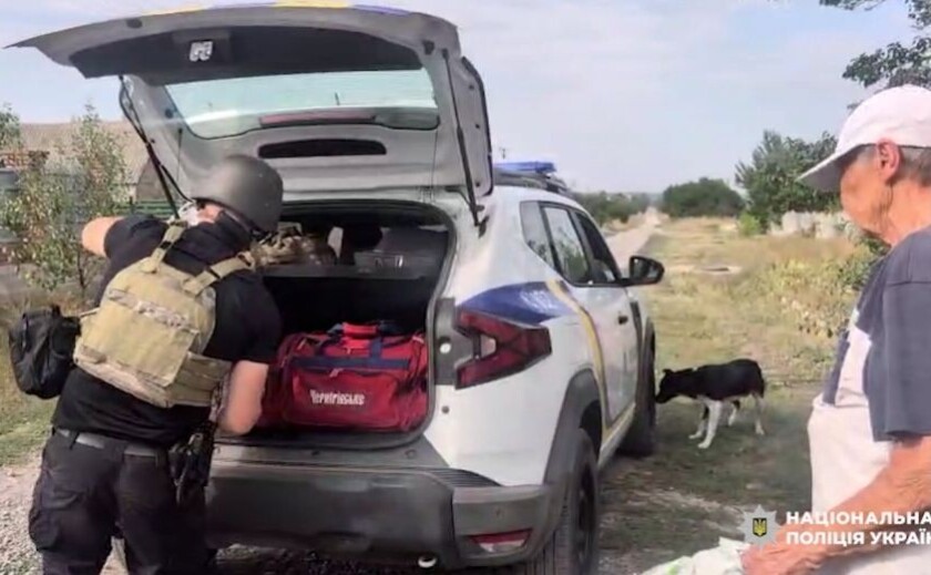 «Ми вже так втомились від цих жахів», – поліцейські Запоріжжя евакуювали з прифронтової Новомиколаївки жінку з інвалідністю та літнє подружжя «Ми вже так втомились від цих жахів», – поліцейські Запоріжжя евакуювали з прифронтової Новомиколаївки жінку з інвалідністю та літнє подружжя