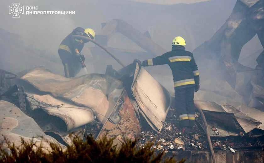 У Дніпрі після ворожого удару загорівся склад логістичної компанії