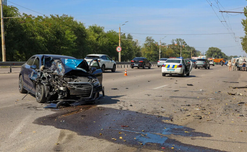 На Запорізькому шосе у Дніпрі зіткнулися два автомобілі та маршрутка: є постраждалі На Запорізькому шосе у Дніпрі зіткнулися два автомобілі та маршрутка: є постраждалі
