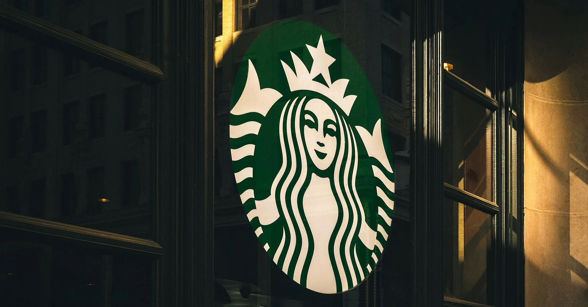Starbucks скорочує екологічні цілі в межах програми економії на млрд Starbucks скорочує екологічні цілі в межах програми економії на млрд