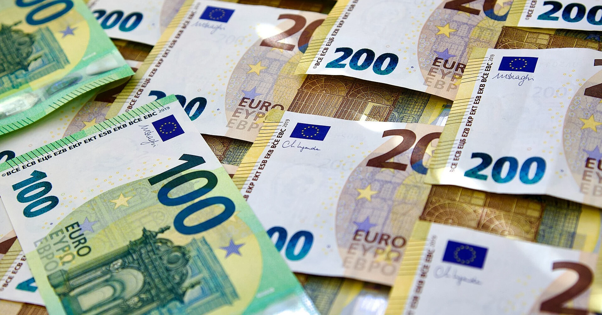 Інфляція змушує ЄЦБ діяти жорсткіше: євро може відреагувати