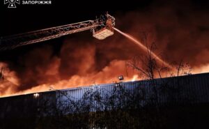 У Запоріжжі двоє чоловіків травмовані внаслідок нічної російської атаки У Запоріжжі двоє чоловіків травмовані внаслідок нічної російської атаки