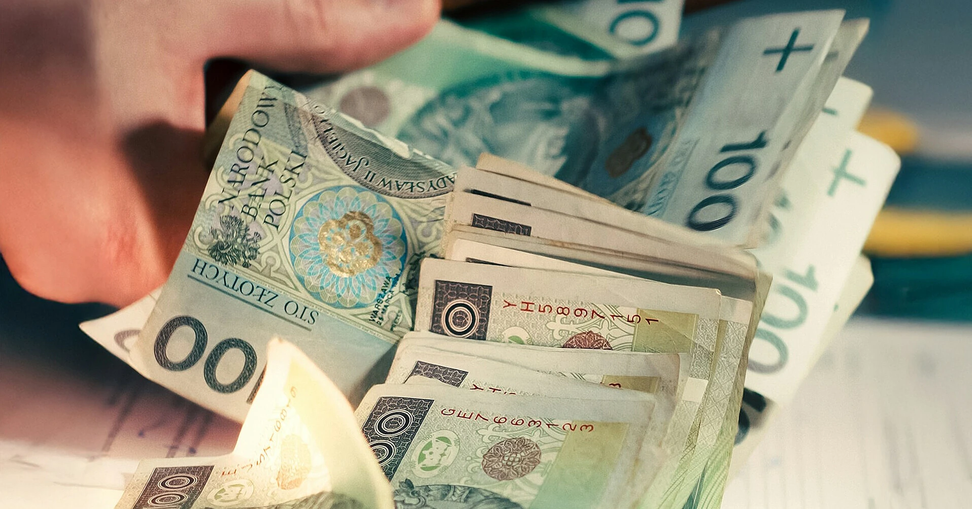 ZUS попередив іноземців у Польщі про перевірки 800+: виплати можуть призупинити
