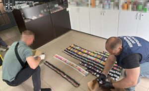 У Нікополі підозрюють підприємця у незаконному виготовленні рідин для електронних сигарет У Нікополі підозрюють підприємця у незаконному виготовленні рідин для електронних сигарет