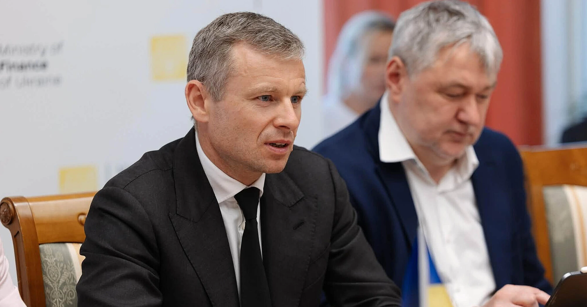 Мінфін обмежує видатки: можливі затримки соцвиплат і “друк” грошей