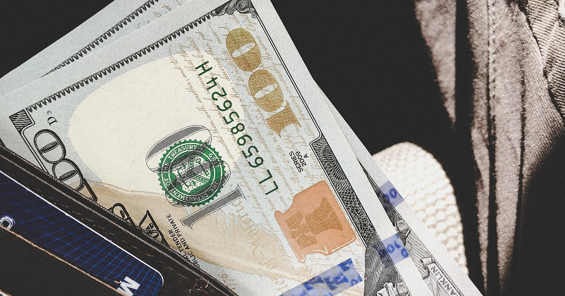 Долар помітно подешевшав після великих продажів НБУ на міжбанку