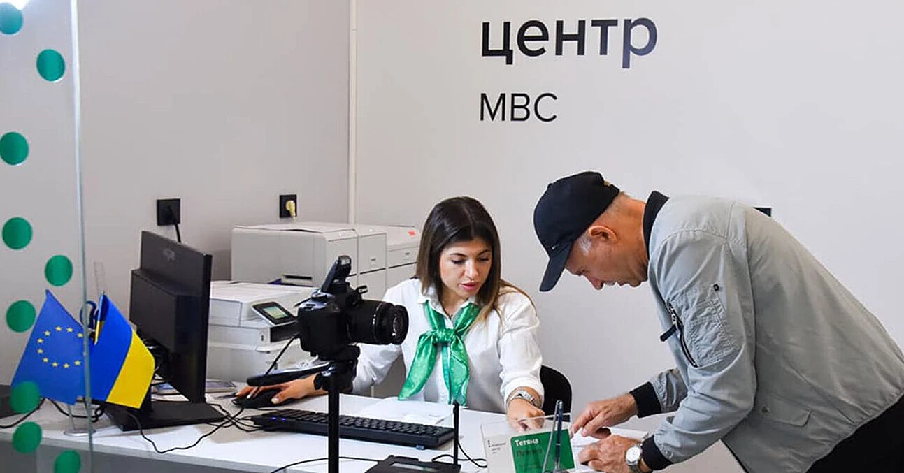 Старые водительские права можно обменять онлайн: государственные сервисные центры и Киберполиция объясняют, как не попасть на фальшивых «помощников» Старые водительские права можно обменять онлайн: государственные сервисные центры и Киберполиция объясняют, как не попасть на фальшивых «помощников»