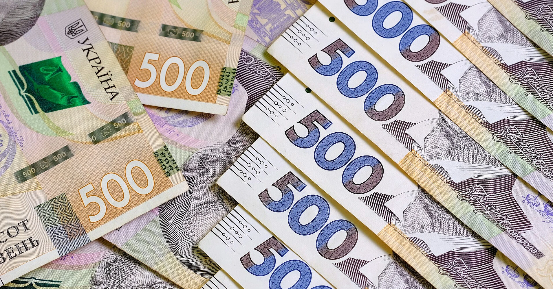 У Києві переплатили понад 700 тис. грн за вивезення листя зі шкіл – бухгалтерці оголосили підозру