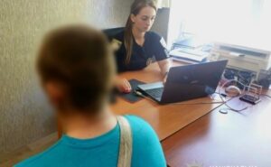 Напав на перехожого у Кам’янському: поліцейські затримали містянина за хуліганство Напав на перехожого у Кам’янському: поліцейські затримали містянина за хуліганство