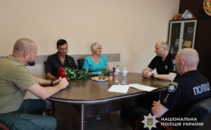 У Дніпрі матері загиблого поліцейського передали його посмертну нагороду