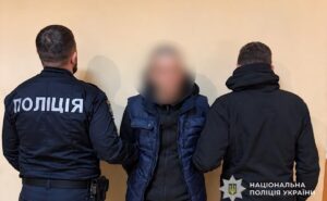 У Дніпрі затримали чоловіка, якого підозрюють у крадіжках із приватних будинків У Дніпрі затримали чоловіка, якого підозрюють у крадіжках із приватних будинків