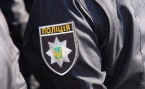 Криворізькі поліцейські затримали чоловіка за підозрою у пограбуванні 13-річного хлопчика Криворізькі поліцейські затримали чоловіка за підозрою у пограбуванні 13-річного хлопчика