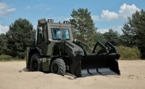 В Україні створили перший броньований екскаватор для потреб війська В Україні створили перший броньований екскаватор для потреб війська