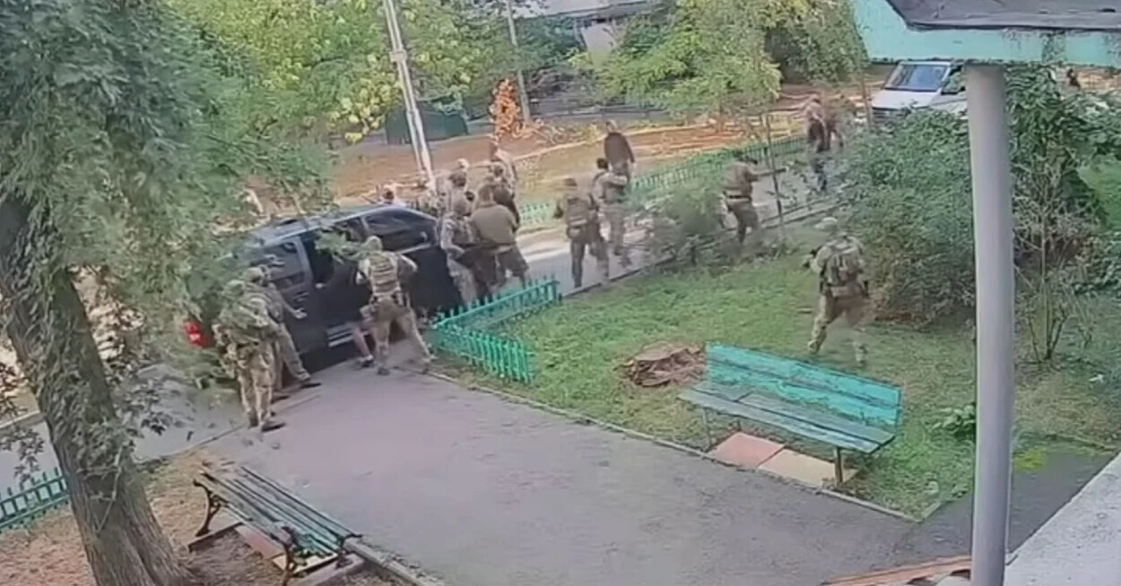 У мережі з’явилося відео перестрілки між СБУ та ГУР у Києві У мережі з’явилося відео перестрілки між СБУ та ГУР у Києві