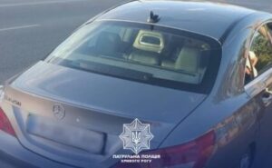 У Кривому Розі водій вирішив проїхатися тротуаром: патрульні затримали правопорушника У Кривому Розі водій вирішив проїхатися тротуаром: патрульні затримали правопорушника