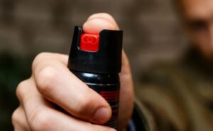 У Дніпрі біля гімназії стався конфлікт за участю ТЦК та поліції: застосували газ