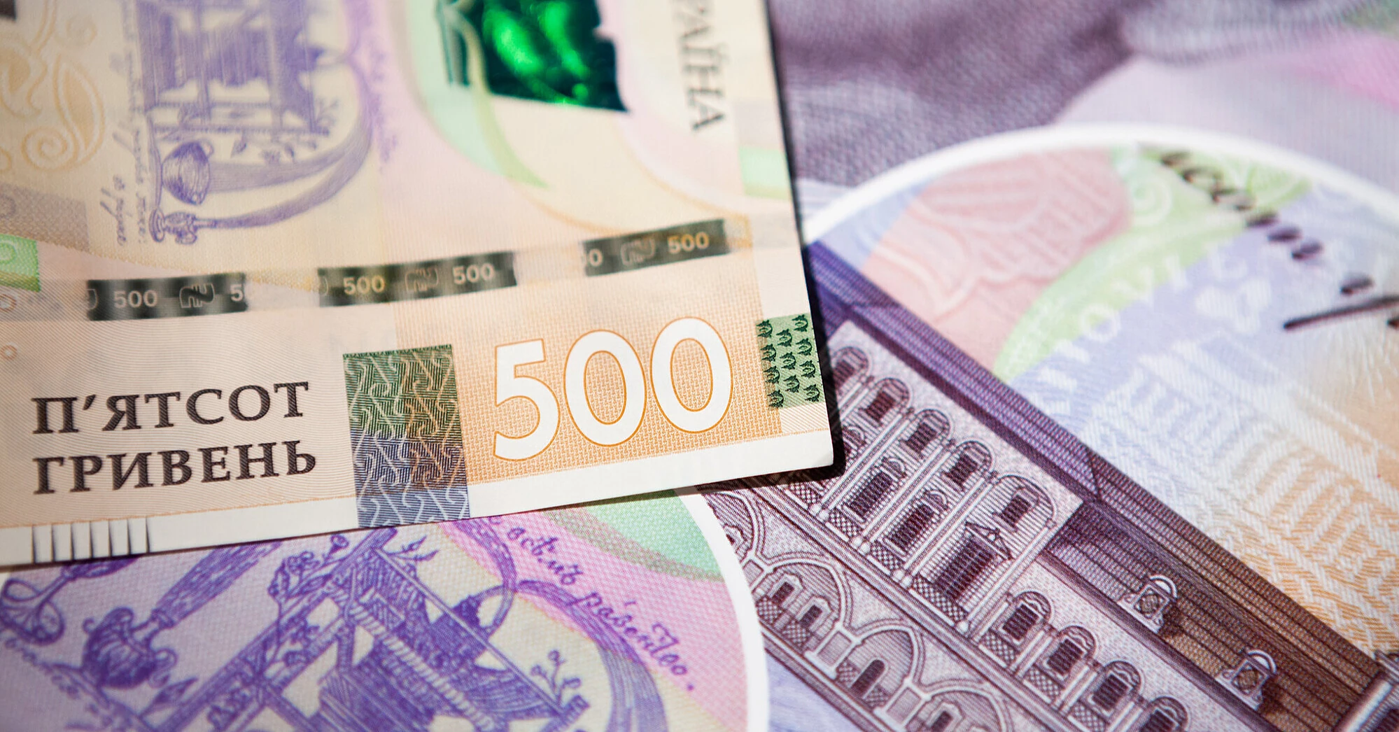 Українці тримають у банках 1,76 трлн грн: валютні вклади зростають швидше Українці тримають у банках 1,76 трлн грн: валютні вклади зростають швидше