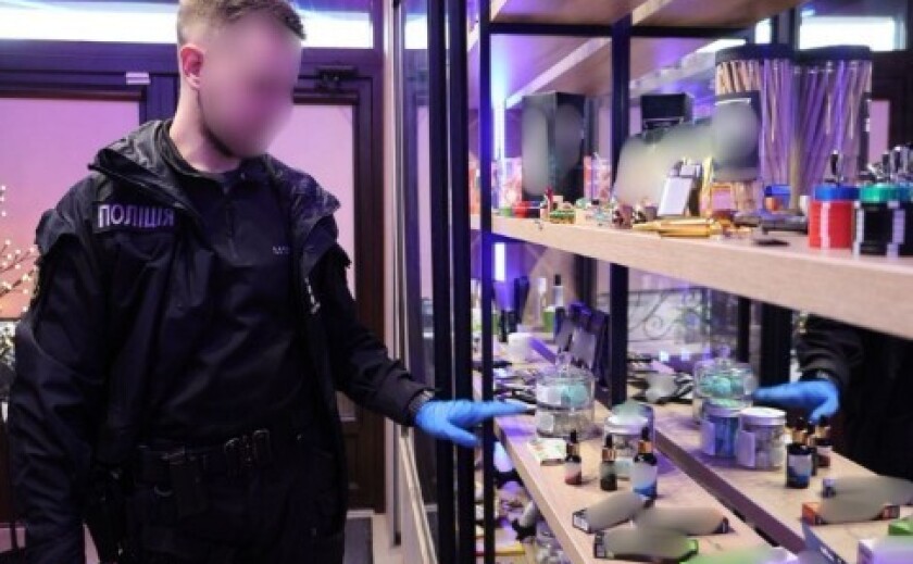 У Запоріжжі сімох учасників злочинного угрупування обвинувачено у збуті наркотиків та психотропів під виглядом вейпів
