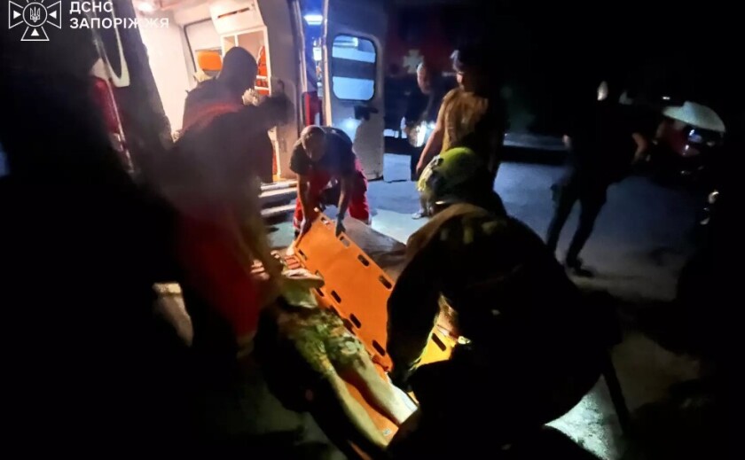 У Запоріжжі рятувальники надали допомогу хлопцю, який впав з 8-метрової висоти У Запоріжжі рятувальники надали допомогу хлопцю, який впав з 8-метрової висоти