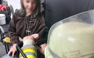 У Запоріжжі рятувальники звільнили палець 10-річної дівчинки з пастки У Запоріжжі рятувальники звільнили палець 10-річної дівчинки з пастки
