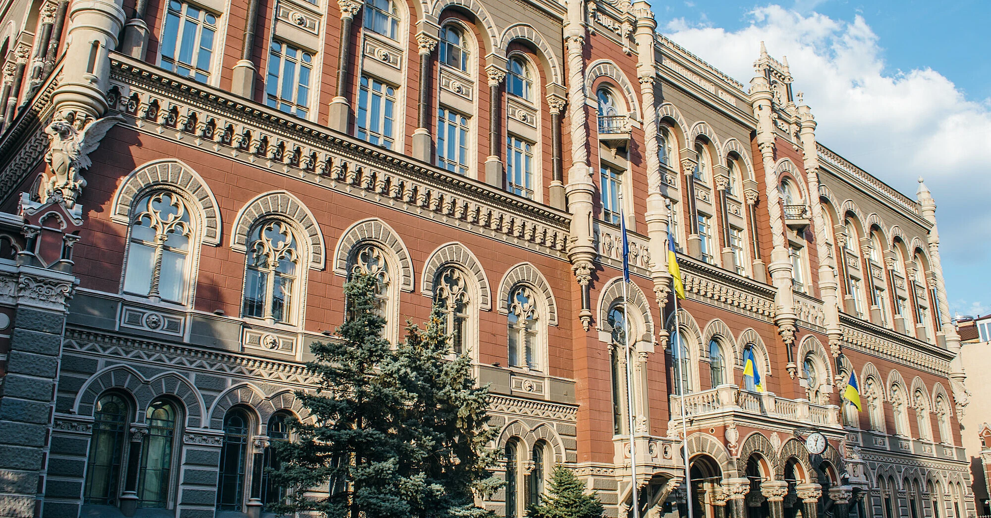 НБУ нарощує продаж валюти четвертий тиждень поспіль НБУ нарощує продаж валюти четвертий тиждень поспіль