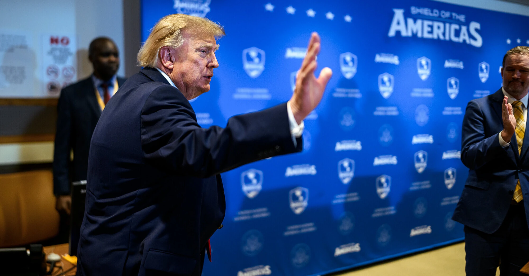 Суд наказав адміністрації Трампа повернути журналістам трьох великих медіа перепустки до Білого дому Суд наказав адміністрації Трампа повернути журналістам трьох великих медіа перепустки до Білого дому