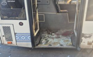 У Запоріжжі російські дрони атакували автобус із пасажирами: поранені 8 людей У Запоріжжі російські дрони атакували автобус із пасажирами: поранені 8 людей