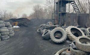 У Запоріжжі з шин незаконно виготовили понад 62 тисячі літрів пального: довкіллю завдали збитків на 12,6 млн грн У Запоріжжі з шин незаконно виготовили понад 62 тисячі літрів пального: довкіллю завдали збитків на 12,6 млн грн