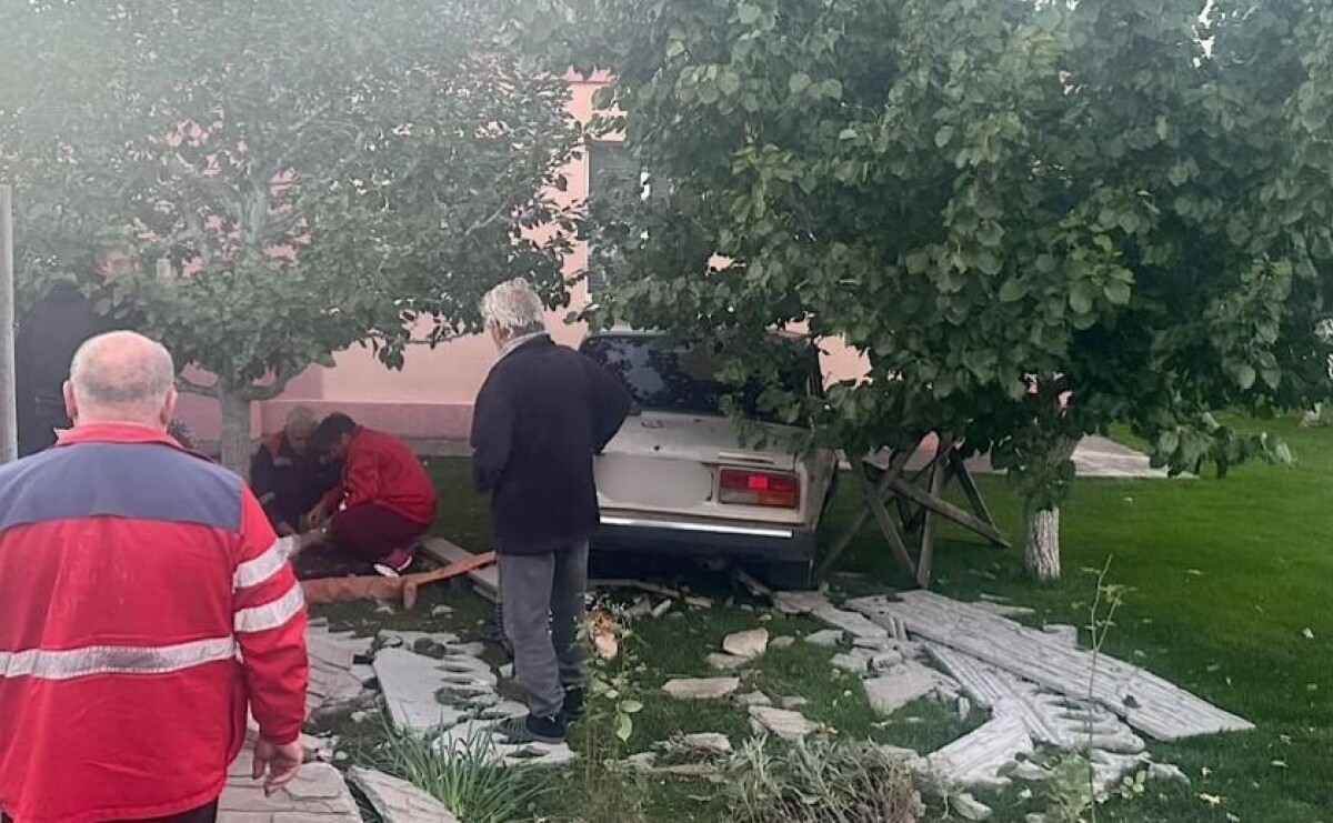 В Апостоловому 19-річний водій збив чотирьох підлітків і втік з місця ДТП В Апостоловому 19-річний водій збив чотирьох підлітків і втік з місця ДТП