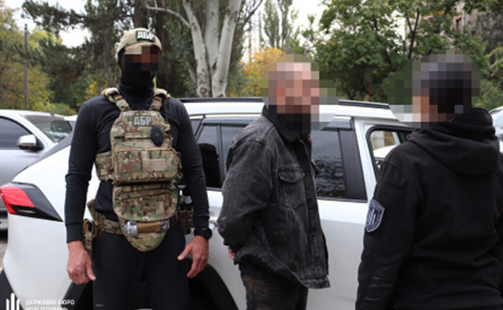 На Дніпропетровщині затримали посадовця ТЦК, який вимагав 11 тисяч доларів за звільнення двох братів зі служби
