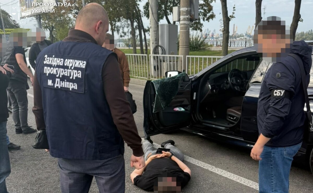 У Дніпрі комунальника затримали на хабарі в тисяч за «вирішення питання» із землею У Дніпрі комунальника затримали на хабарі в тисяч за «вирішення питання» із землею