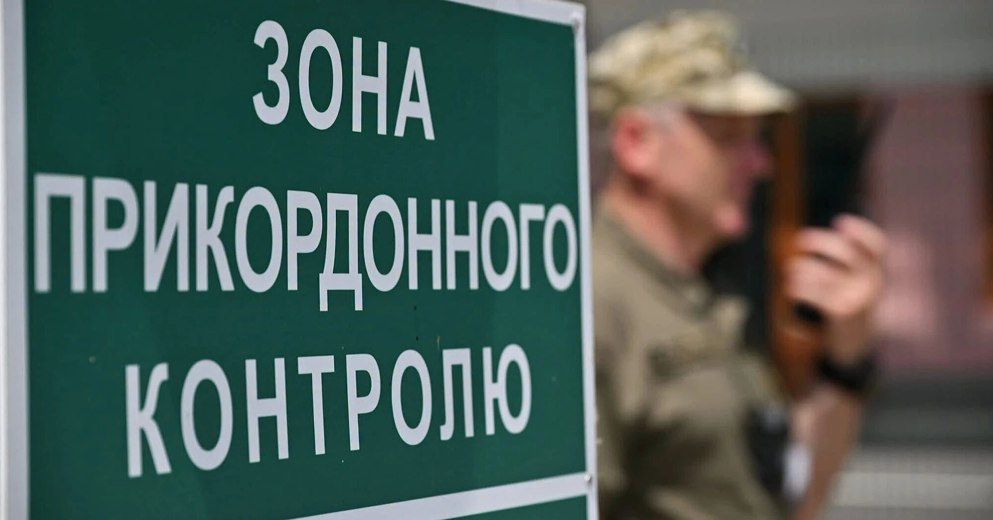 Повітряні тривоги сповільнили пропуск транспорту через кордон з Польщею: вантажівки чекають понад тиждень