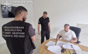Двох начальників медслужби та військовослужбовицю судитимуть через незаконні «бойові» виплати на 2,4 мільйона гривень Двох начальників медслужби та військовослужбовицю судитимуть через незаконні «бойові» виплати на 2,4 мільйона гривень