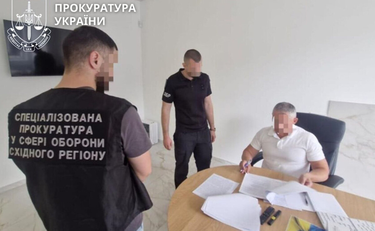 Двох начальників медслужби та військовослужбовицю судитимуть через незаконні «бойові» виплати на 2,4 мільйона гривень Двох начальників медслужби та військовослужбовицю судитимуть через незаконні «бойові» виплати на 2,4 мільйона гривень