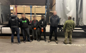 Сховав трьох чоловіків серед пиломатеріалів: на Буковині прикордонники викрили спробу незаконної втечі з країни Сховав трьох чоловіків серед пиломатеріалів: на Буковині прикордонники викрили спробу незаконної втечі з країни