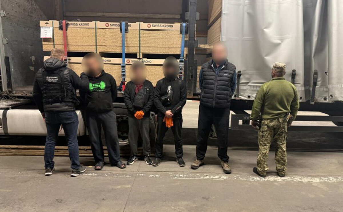 Сховав трьох чоловіків серед пиломатеріалів: на Буковині прикордонники викрили спробу незаконної втечі з країни Сховав трьох чоловіків серед пиломатеріалів: на Буковині прикордонники викрили спробу незаконної втечі з країни