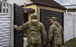 ТЦК почали вторгатися у приватні будинки: Омбудсмен заявив про критичну кількість випадків порушення прав людини ТЦК почали вторгатися у приватні будинки: Омбудсмен заявив про критичну кількість випадків порушення прав людини