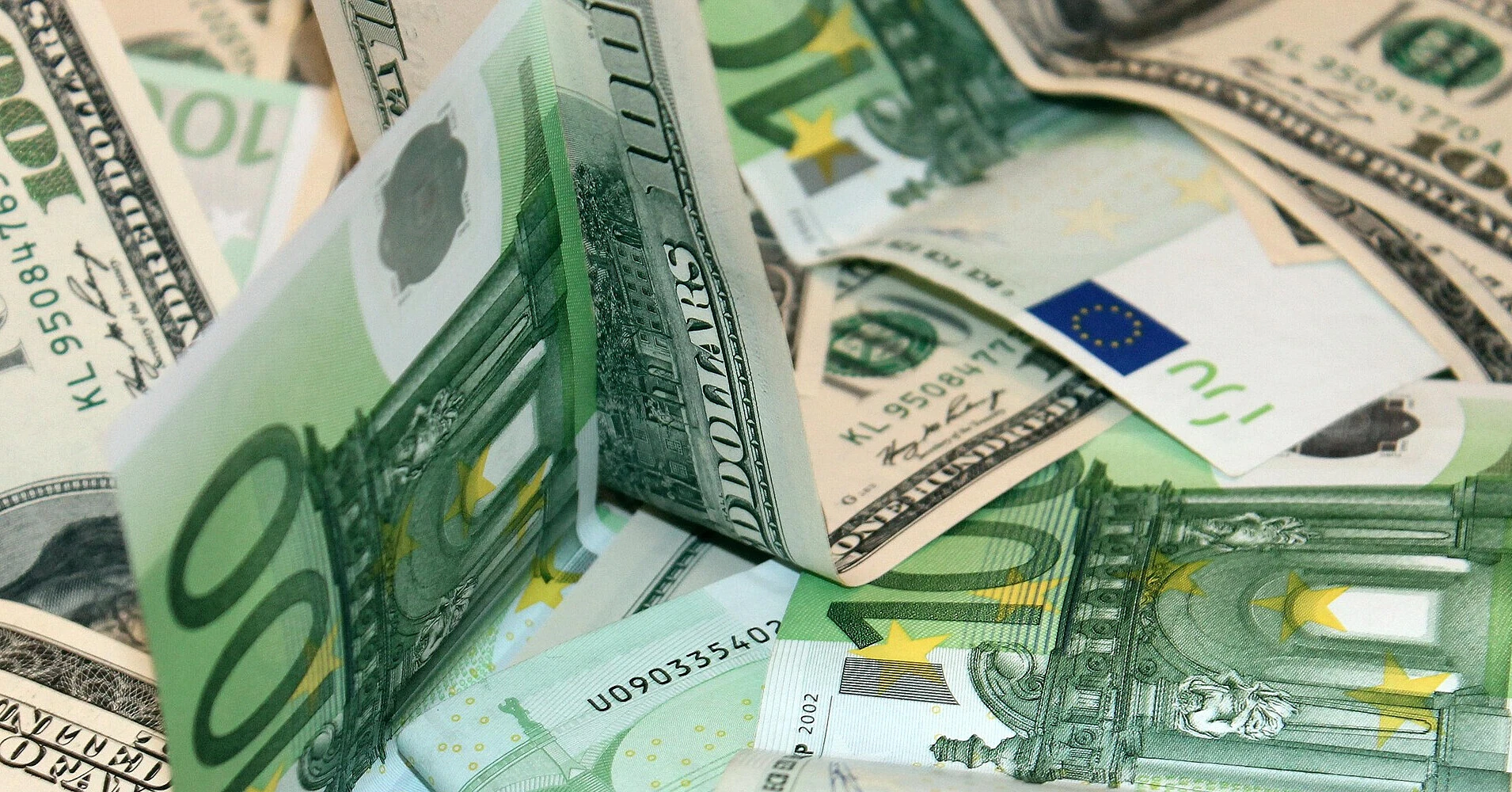 Долар в Україні пішов угору слідом за глобальним зміцненням валюти США Долар в Україні пішов угору слідом за глобальним зміцненням валюти США