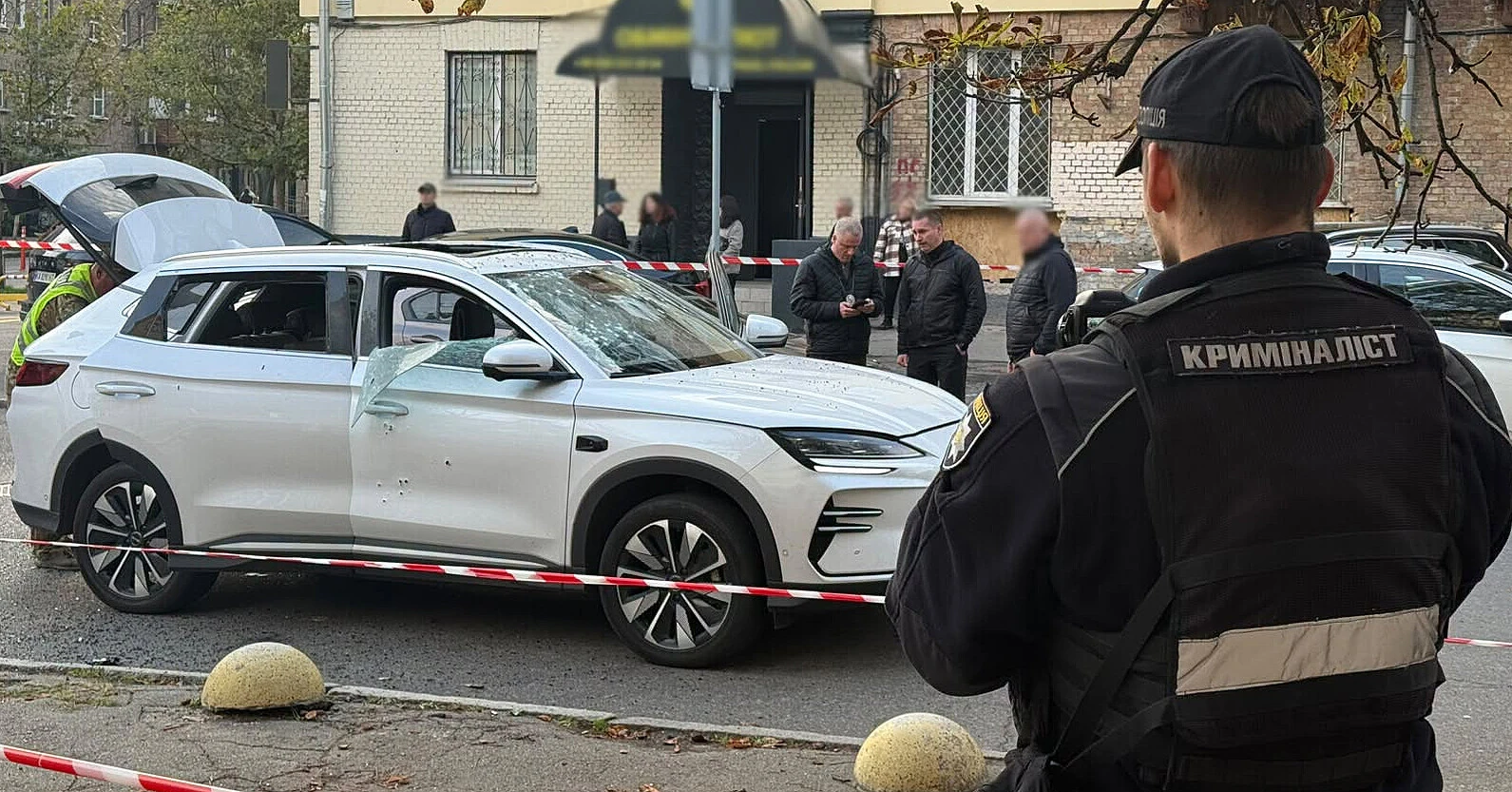 У центрі Києва вибухнув електромобіль, постраждав водій У центрі Києва вибухнув електромобіль, постраждав водій