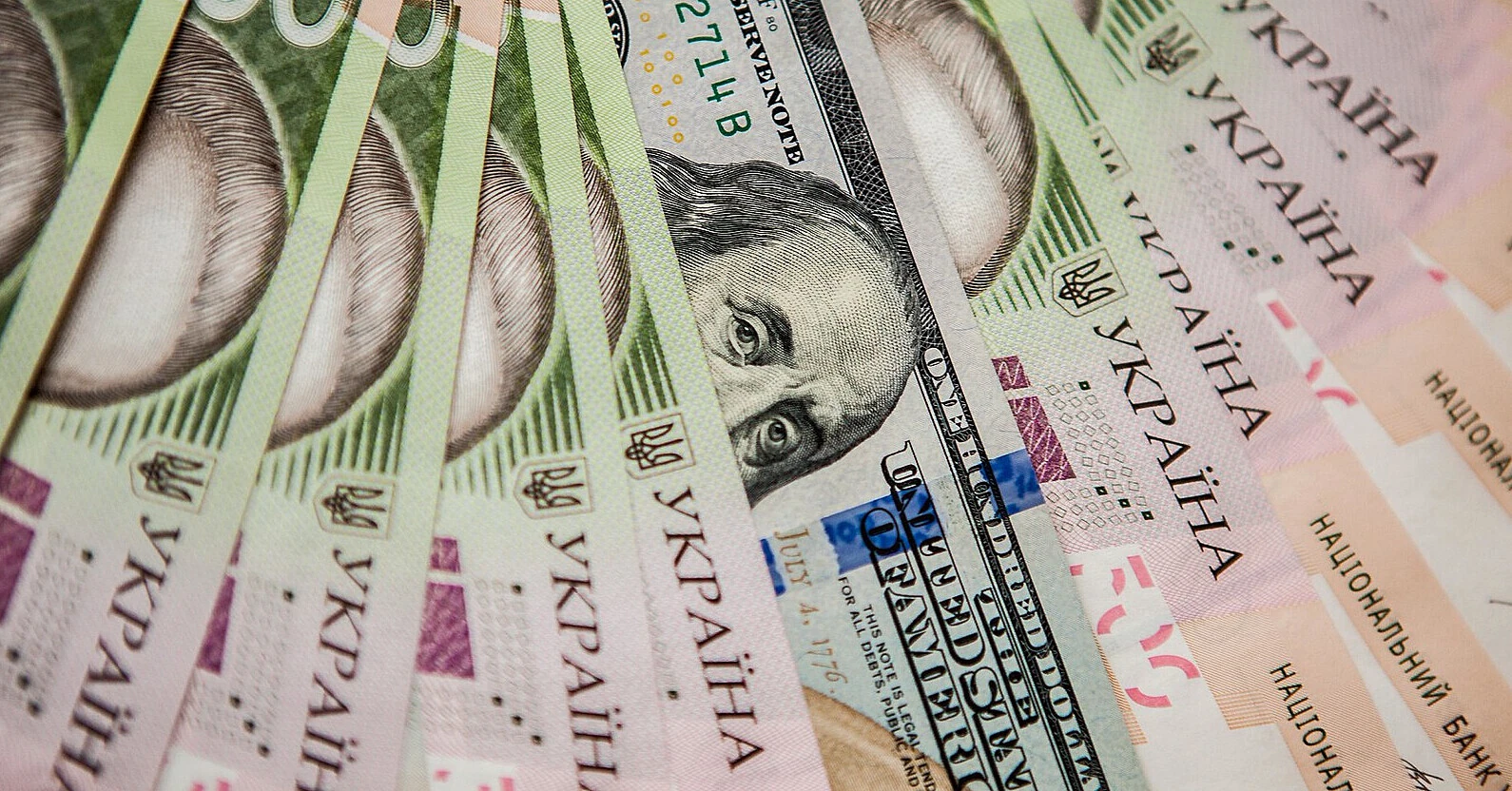 Гривня зміцнилася: на міжбанку курс долара опустився нижче 45 Гривня зміцнилася: на міжбанку курс долара опустився нижче 45