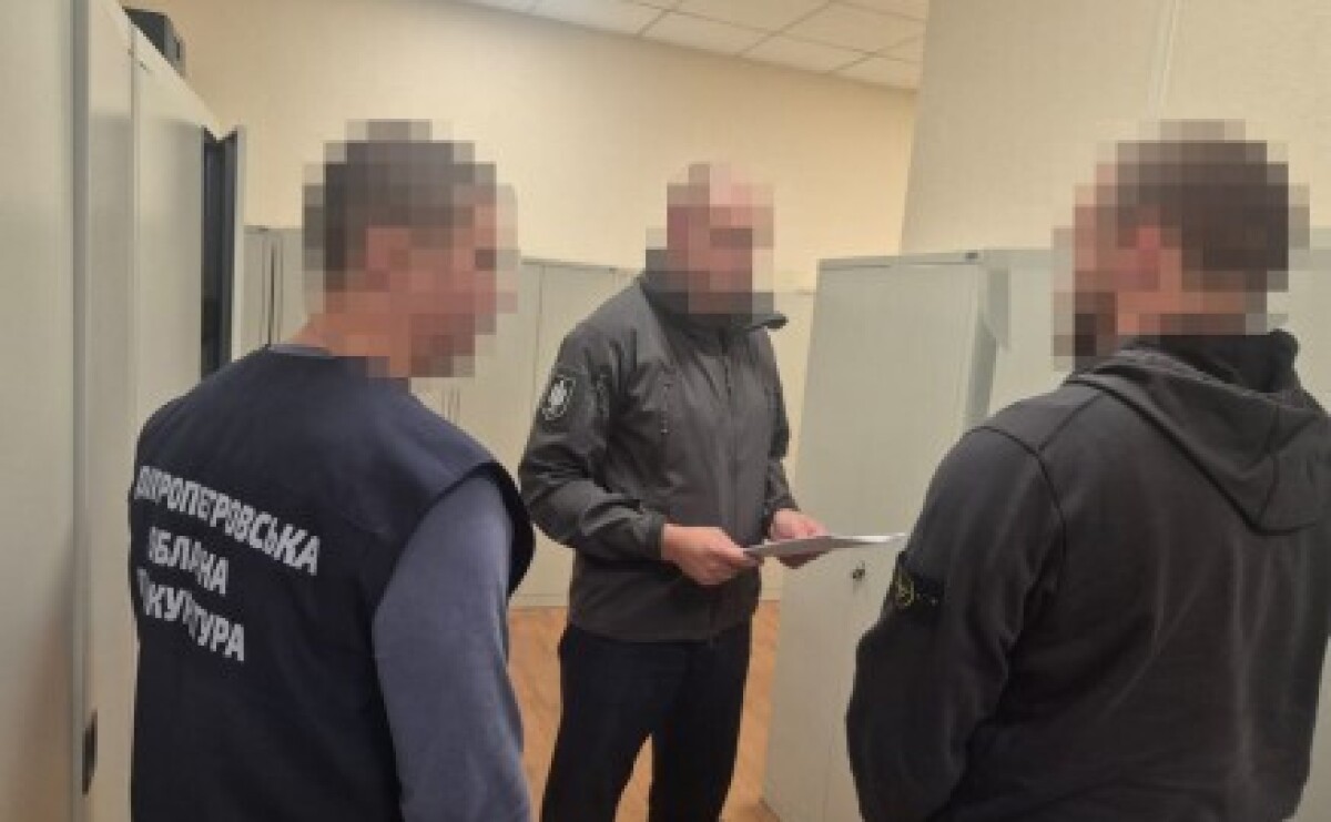Розбій на суму понад 3 млн грн у криптовалюті та готівці: на Дніпропетровщині затримали трьох поліцейських, двоє з яких обіймають керівні посади Розбій на суму понад 3 млн грн у криптовалюті та готівці: на Дніпропетровщині затримали трьох поліцейських, двоє з яких обіймають керівні посади