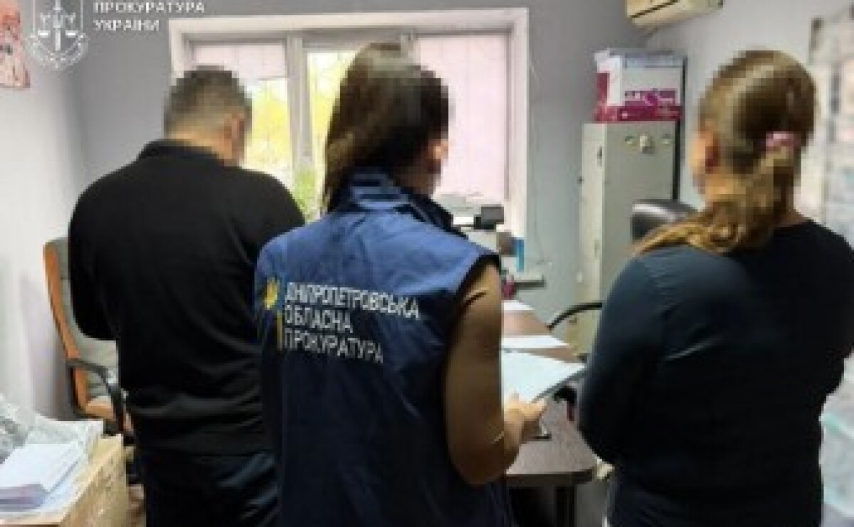 Отримав майже 1,2 млн грн зарплати, перебуваючи за кордоном: підозрюються ексдиректор та головна бухгалтерка КП Дніпровської міськради