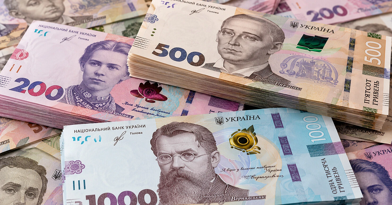 Гривня почала тиждень зі зниженням: курси основних валют від НБУ