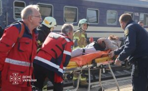 Після удару по вокзалу Дніпра в лікарнях залишаються 11 поранених, серед них дитина Після удару по вокзалу Дніпра в лікарнях залишаються 11 поранених, серед них дитина