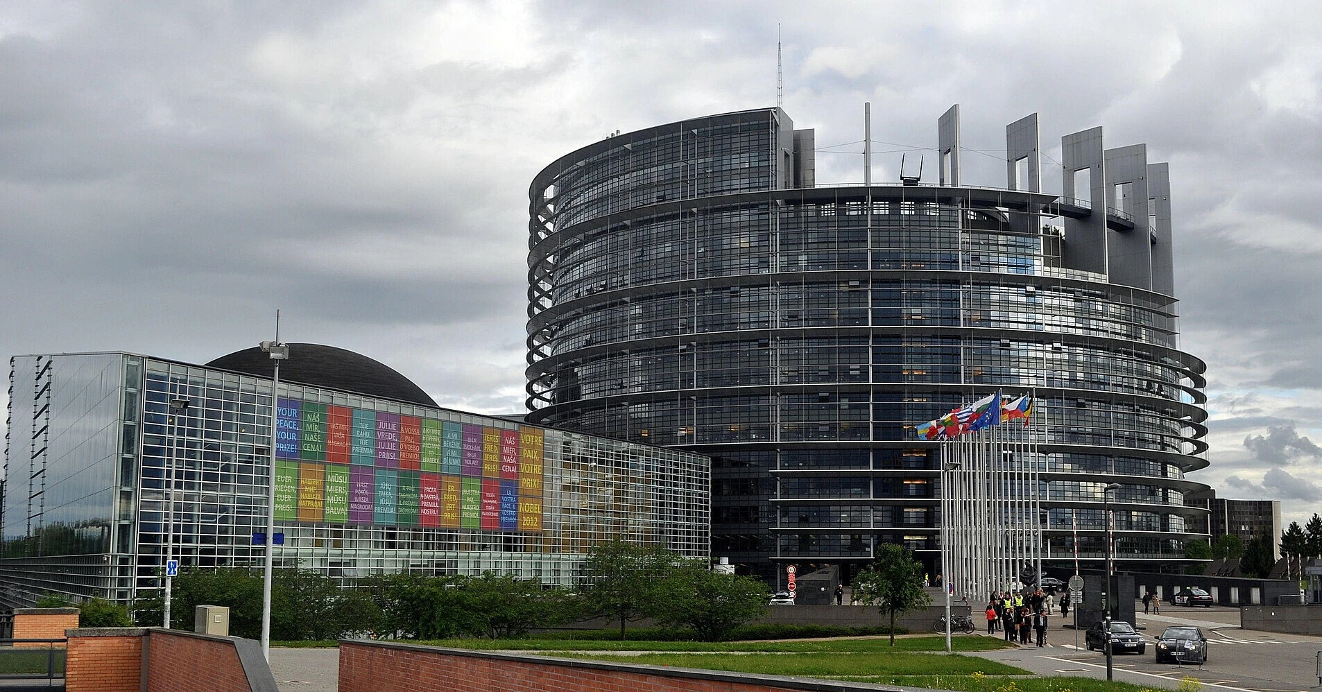 У Європарламенті виставили позолочену статую оголеного Трампа У Європарламенті виставили позолочену статую оголеного Трампа