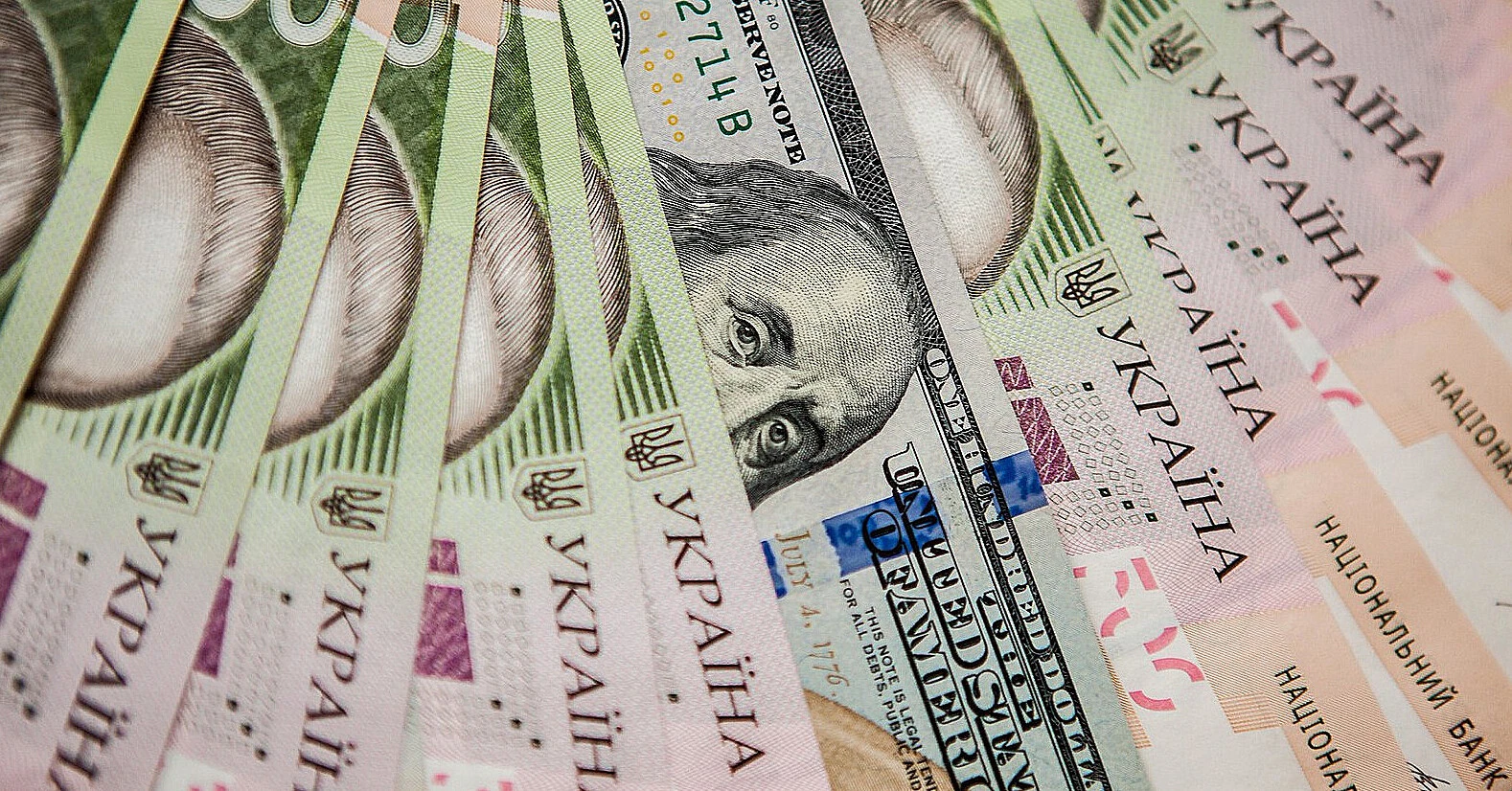 НБУ продав майже  млрд за жовтень: як зовнішня допомога повертається на валютний ринок