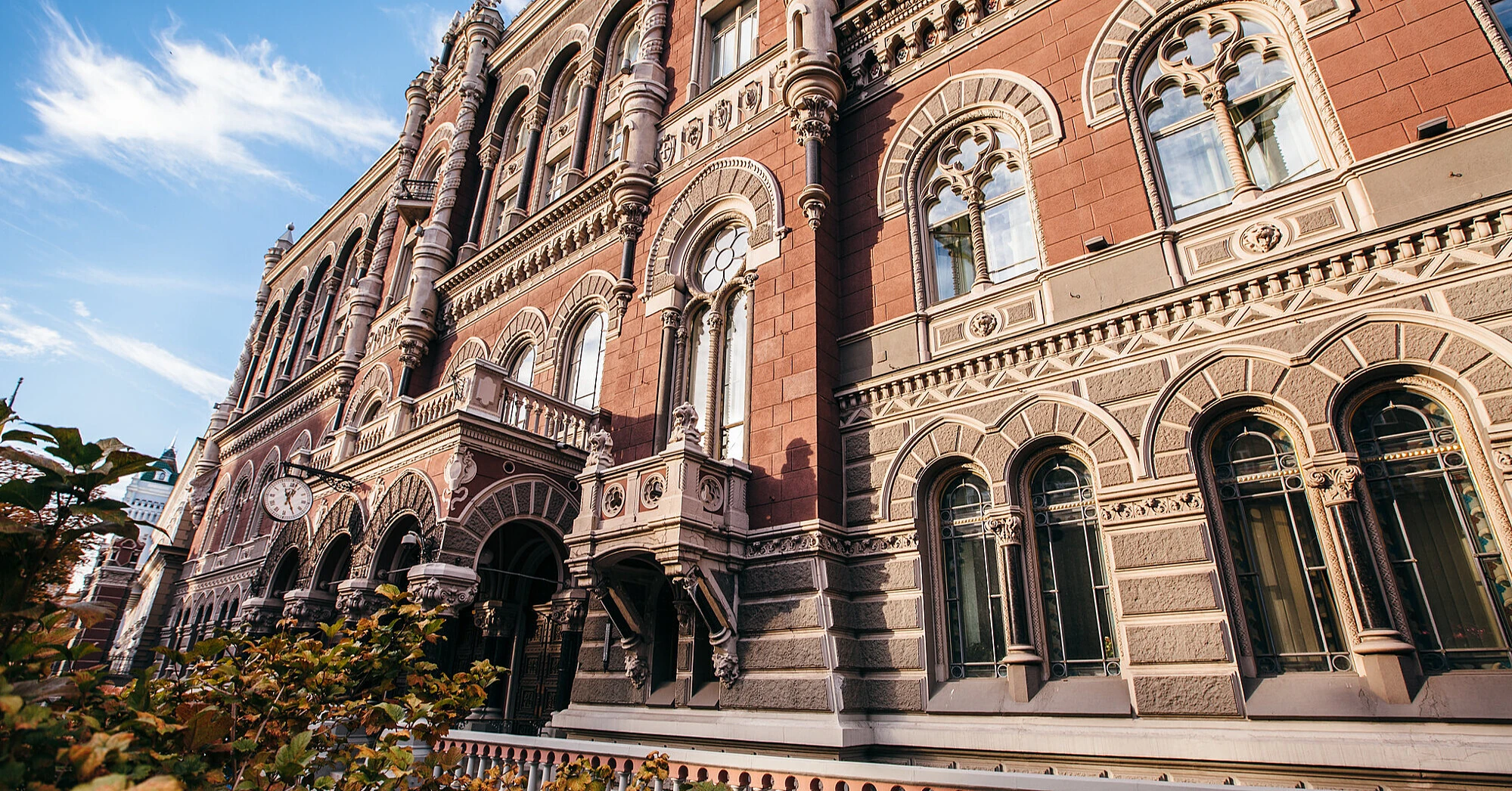 НБУ знизив офіційні курси долара та євро на 15 жовтня НБУ знизив офіційні курси долара та євро на 15 жовтня