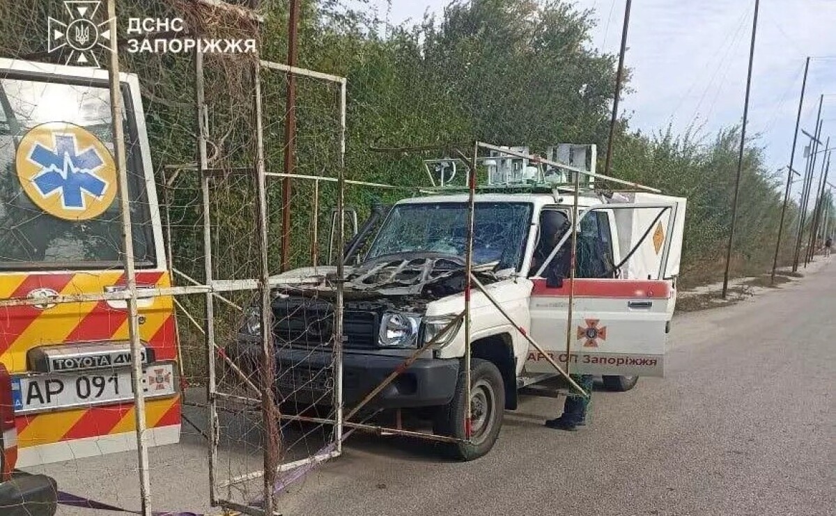 У Запоріжжі російський дрон атакував автомобіль саперів ДСНС
