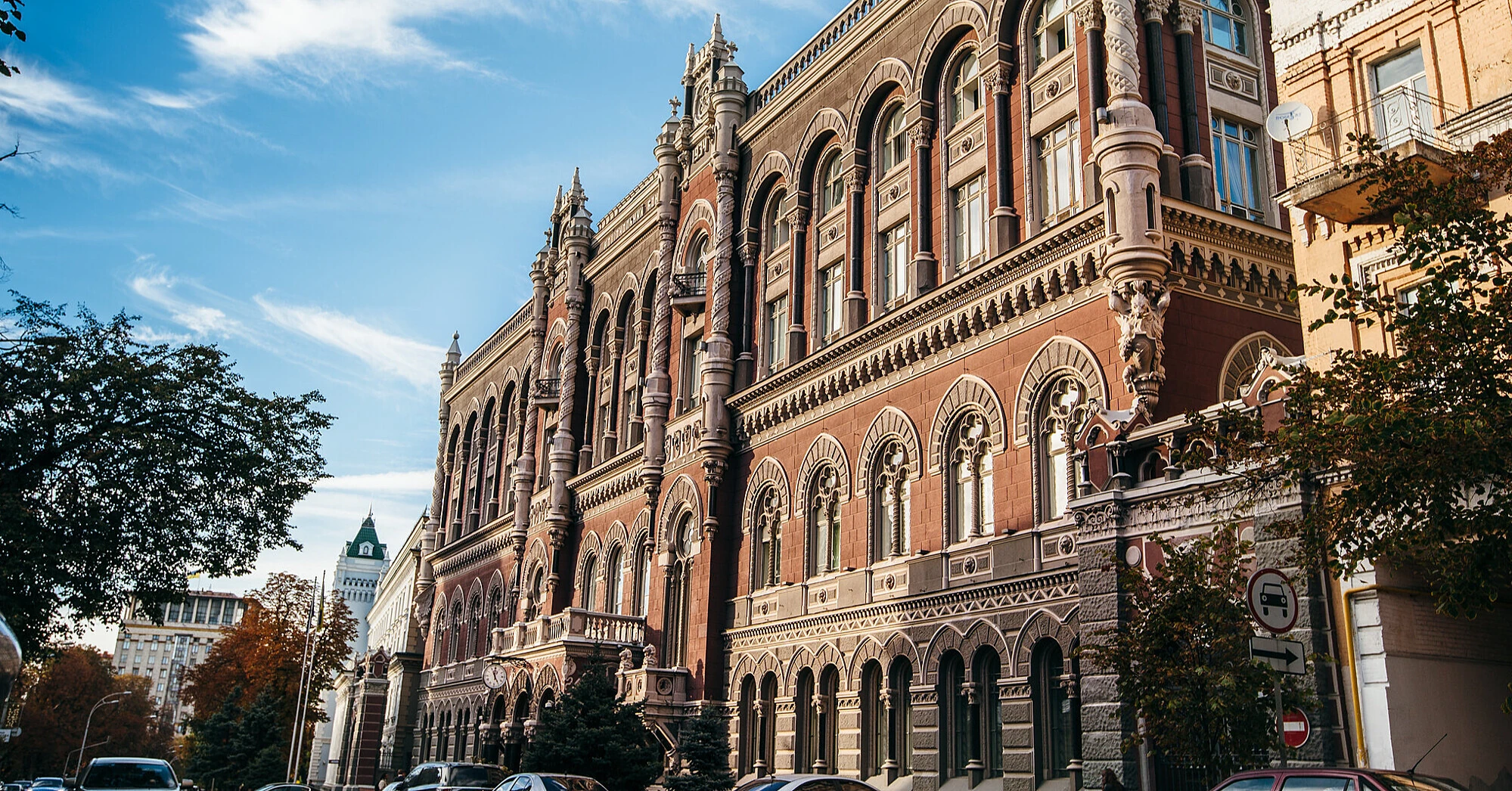 Гривня зміцнилася до долара та євро: НБУ встановив курси на 8 жовтня Гривня зміцнилася до долара та євро: НБУ встановив курси на 8 жовтня